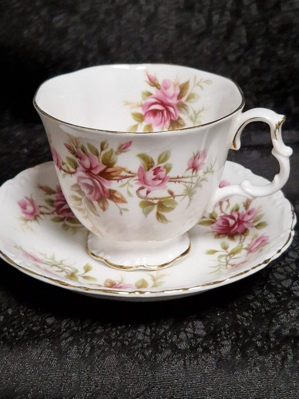 Afbeelding van WhatsApp op 2024-01-19 om 15.32.09_d8e2b9c8 Royal Albert Romance Heren kop en schotel - Afbeelding 1