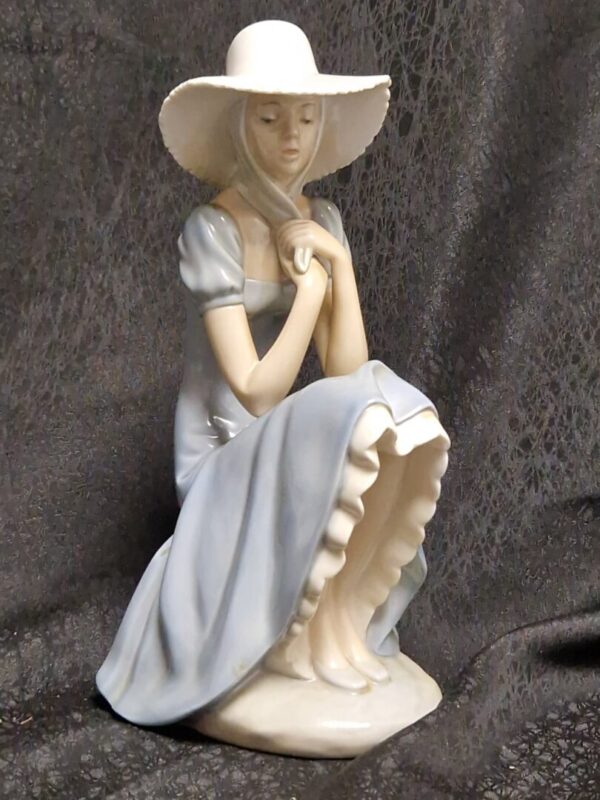 Afbeelding van WhatsApp op 2024-07-15 om 11.19.46_94298361 Nao Beeld Vrouw met witte hoed - Afbeelding 1