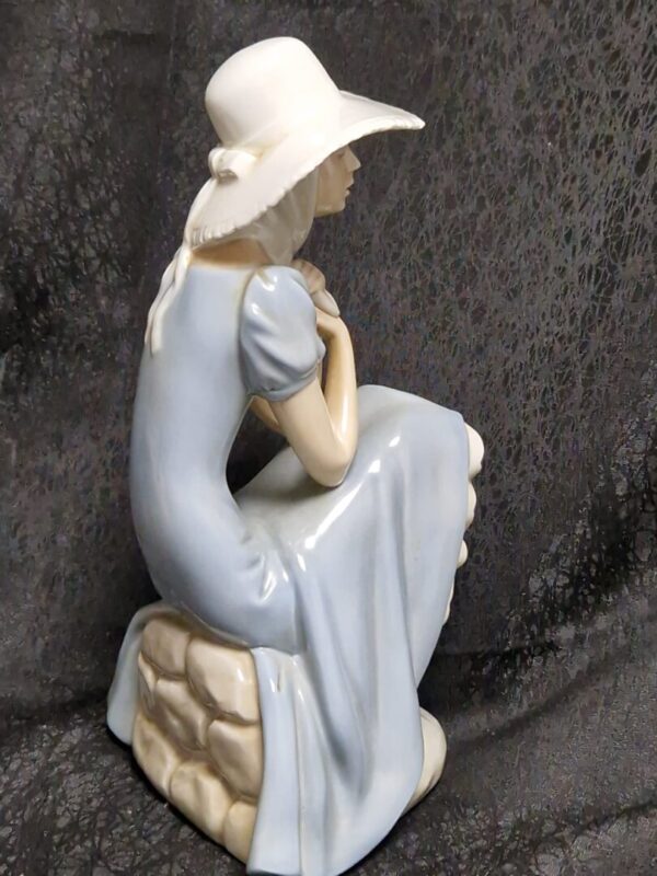 Afbeelding van WhatsApp op 2024-07-15 om 11.21.57_ea45d74e Nao Beeld Vrouw met witte hoed - Afbeelding 2