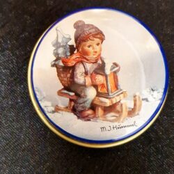Hummel pillendoosje jongen op slee