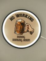 Wandbord met verlichting. Drink