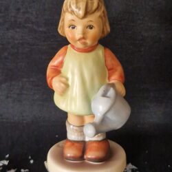 Hummel meisje met gieter