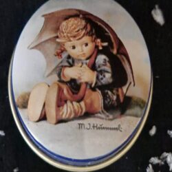 Hummel pillendoosje jongen onder paraplu