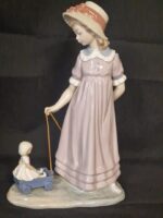 Nao Beeld Pulling Dolls