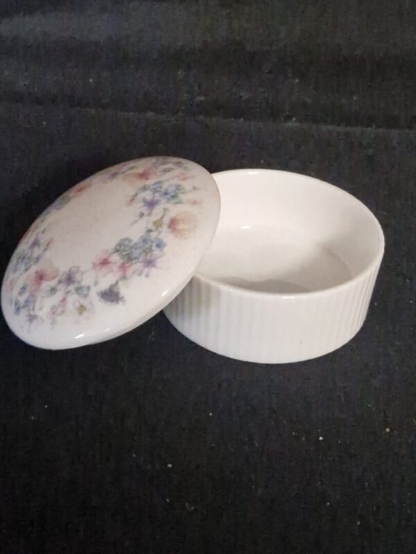 Wedgwood Angela snuisterijendoosje rond - Afbeelding 3